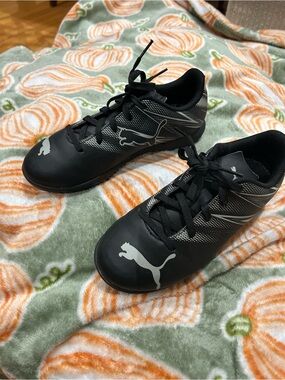 Puma Kids Black Indoor cleats Sneakers 1.5y